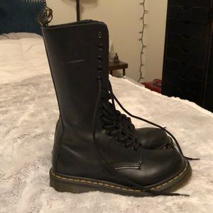 Sale! Tall Dr. Martin black boots 🥾